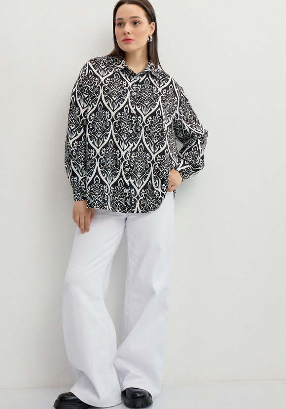 Рубашка на пуговицах с графическим принтом шир.  580, рис. 11