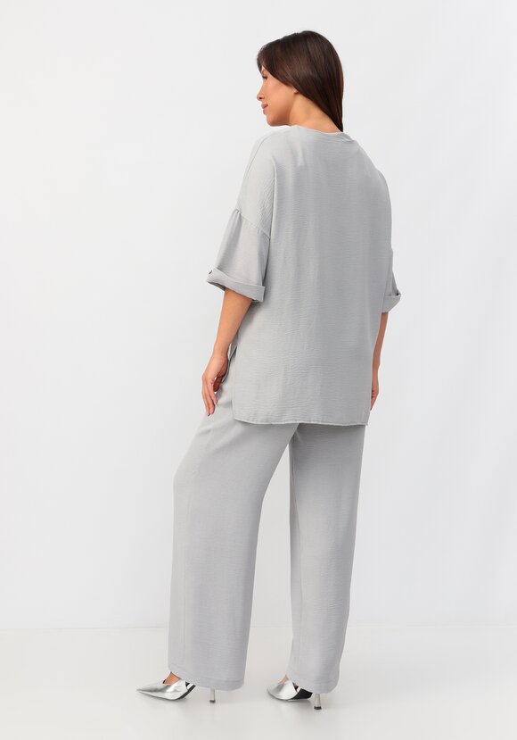 Костюм: брюки и блуза с лаконичным принтом шир.  580, рис. 22