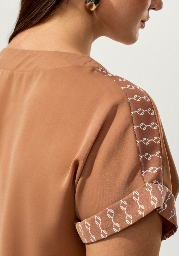 Блуза с боковым нагрудным карманом шир.  580, рис. 5