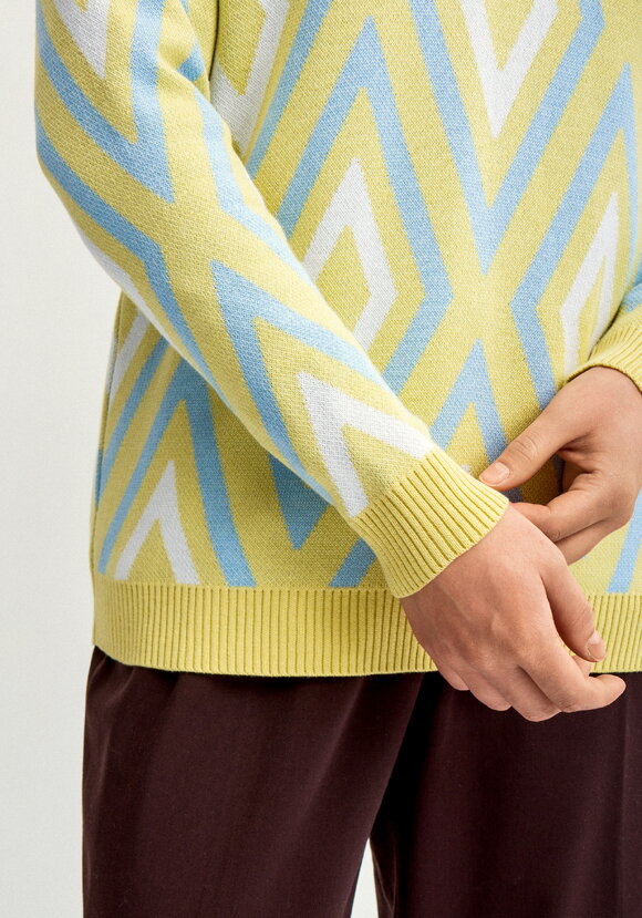 Джемпер с геометрическим рисунком шир.  580, рис. 35