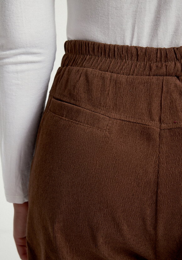 Брюки с карманом в рельефе шир.  580, рис. 34