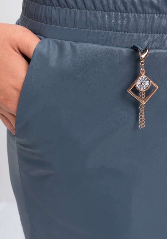 Брюки из экокожи длиной 7/8 шир.  580, рис. 14