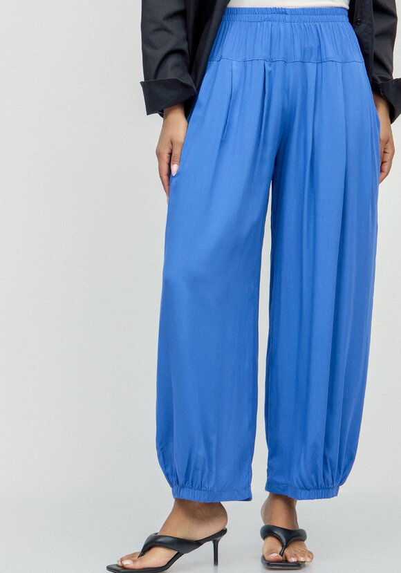 Брюки свободные с эластичной лентой по низу шир.  580, рис. 26