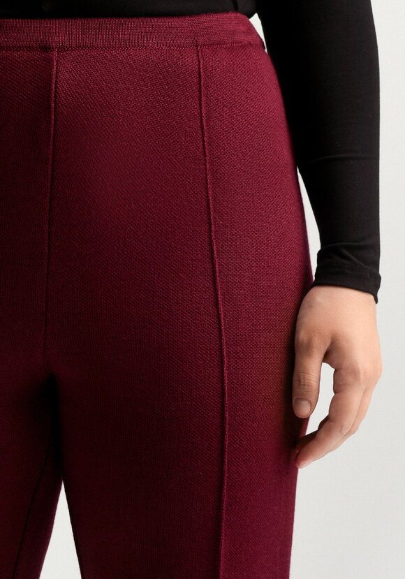 Брюки прямые зауженные книзу на резинке шир.  580, рис. 32