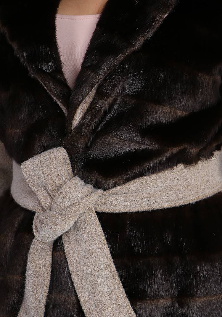 Пальто с отделкой из меха и поясом шир.  750, рис. 8