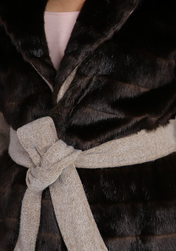 Пальто с отделкой из меха и поясом шир.  580, рис. 8