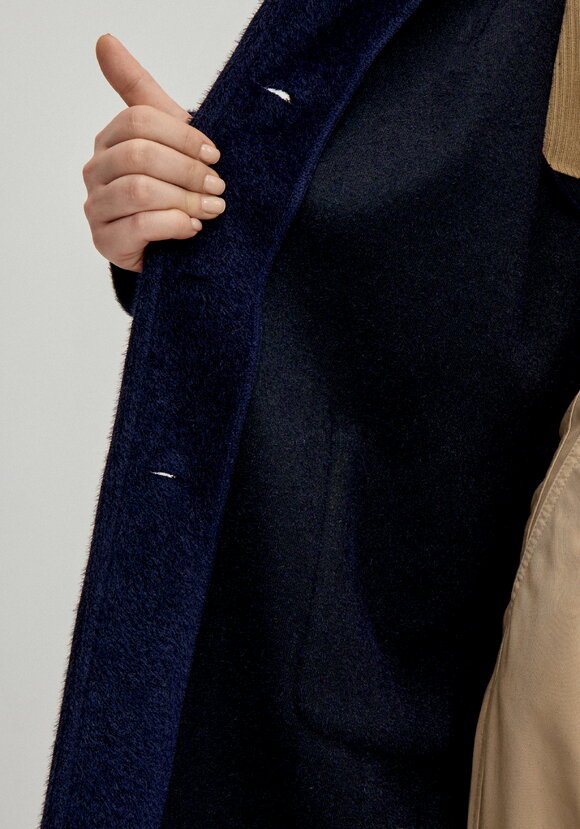 Жакет пушистый с капюшоном на пуговицах шир.  580, рис. 18