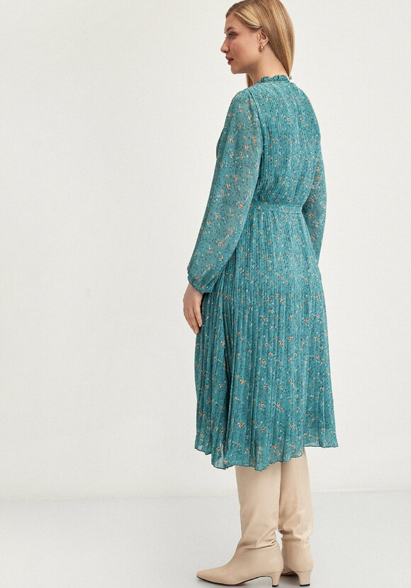 Платье гофре с рюшей по горловине шир.  580, рис. 12