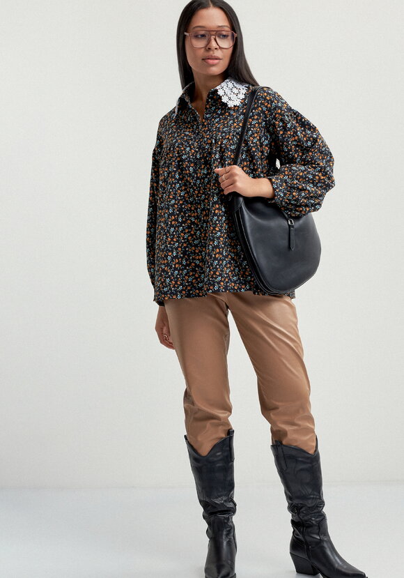 Блуза из микровельвета с ажурным воротником шир.  580, рис. 25