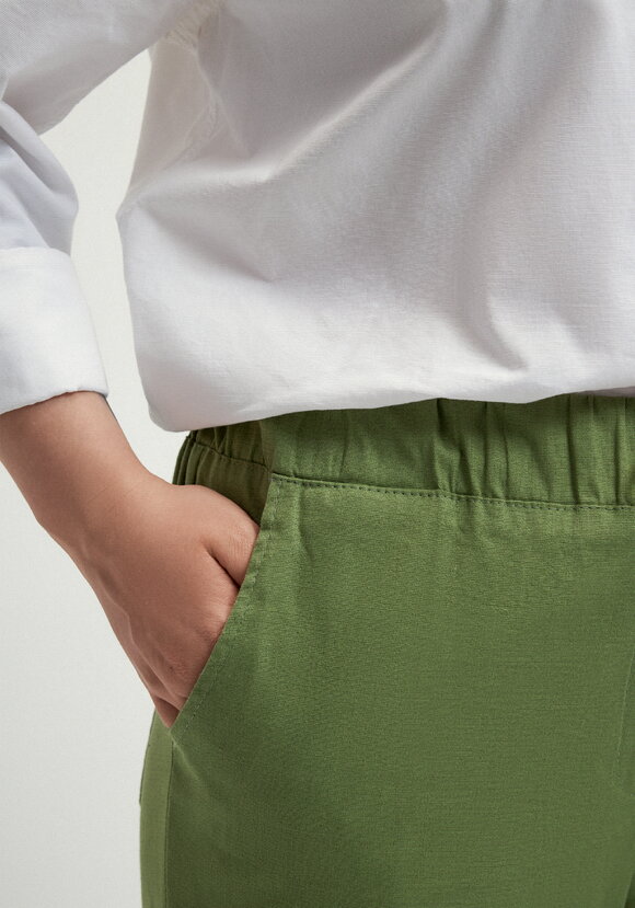 Брюки зауженные с контрастной отделкой шир.  580, рис. 15