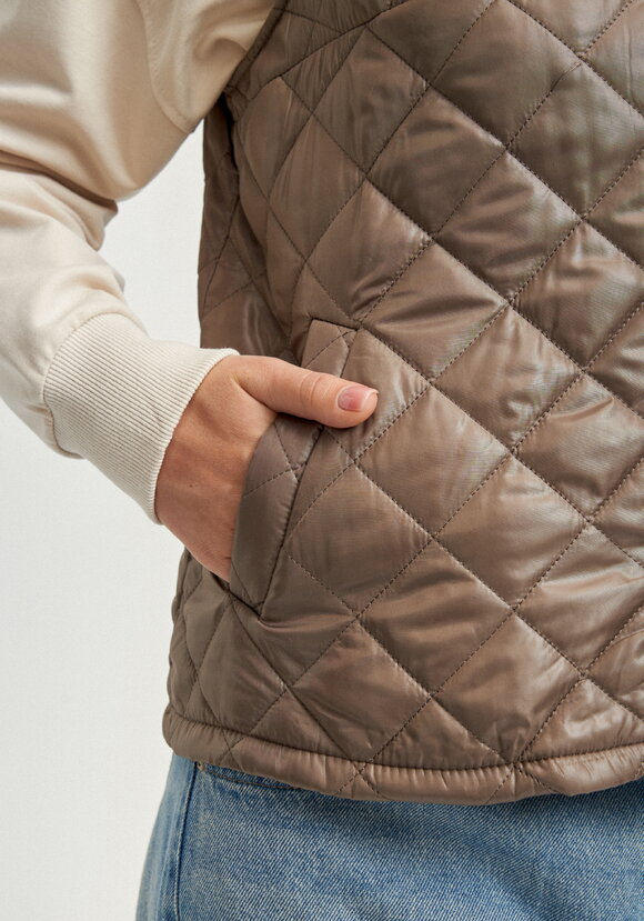 Жилет стёганый с застёжкой на кнопки шир.  580, рис. 17