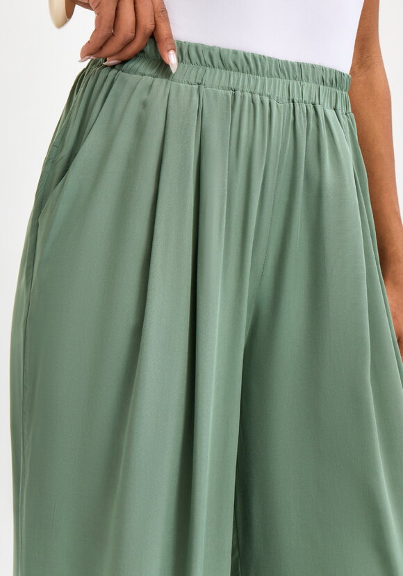 Брюки свободного кроя на резинке по низу шир.  580, рис. 29