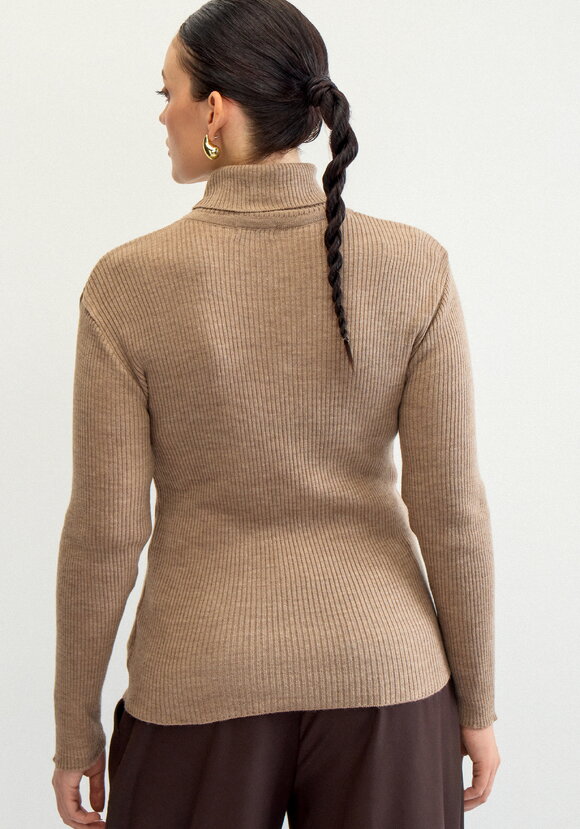 Водолазка в рубчик с высокой горловиной шир.  580, рис. 30