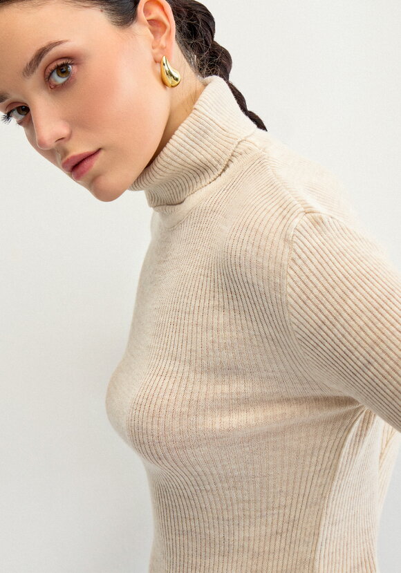 Водолазка в рубчик с высокой горловиной шир.  580, рис. 13