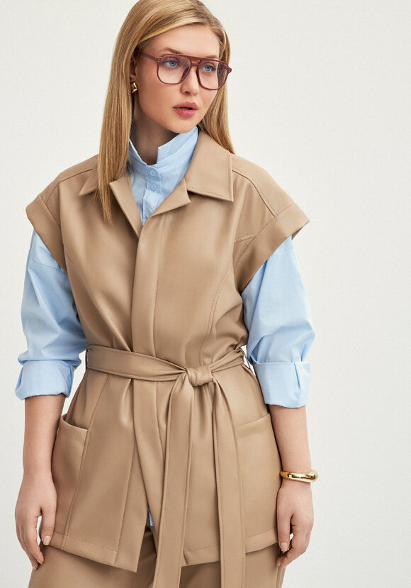 Жилет из эко-кожи на запах шир.  580, рис. 17