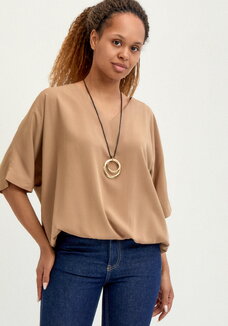 Блуза с кулоном свободного кроя