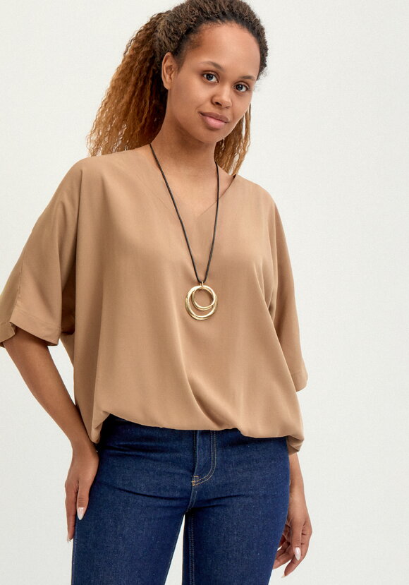 Блуза с кулоном свободного кроя шир.  580, рис. 1