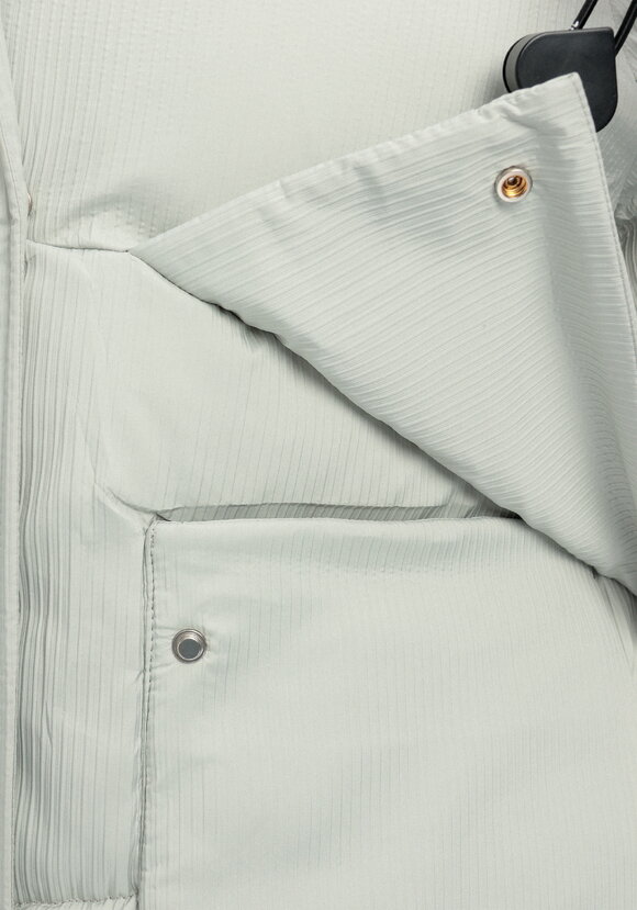 Пуховик с капюшоном и объемными карманами шир.  580, рис. 34