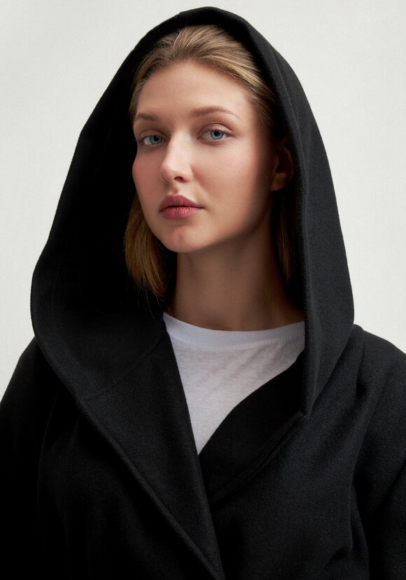 Пальто удлиненное на запах с разрезами шир.  580, рис. 27