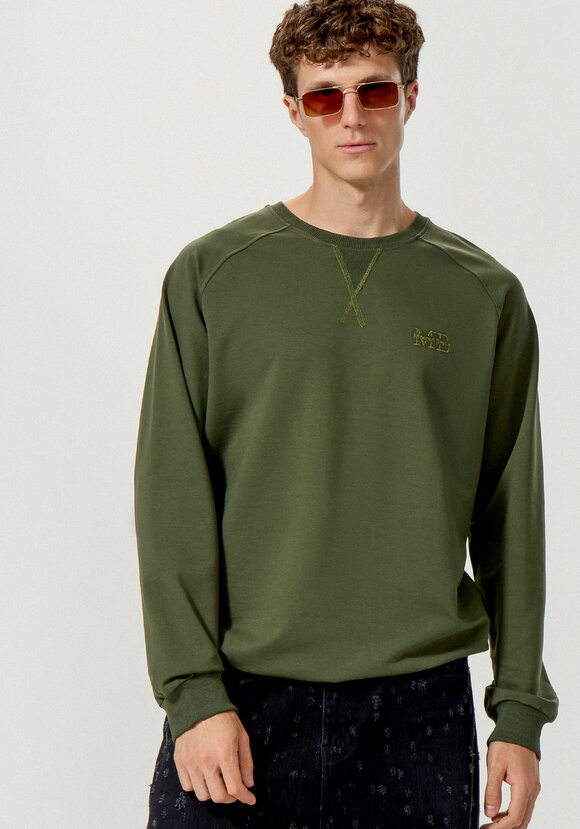 Свитшот с вышивкой на груди шир.  580, рис. 9