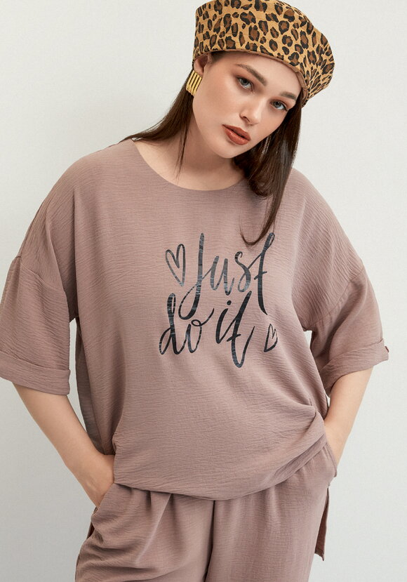 Костюм брючный с лаконичным принтом шир.  580, рис. 39