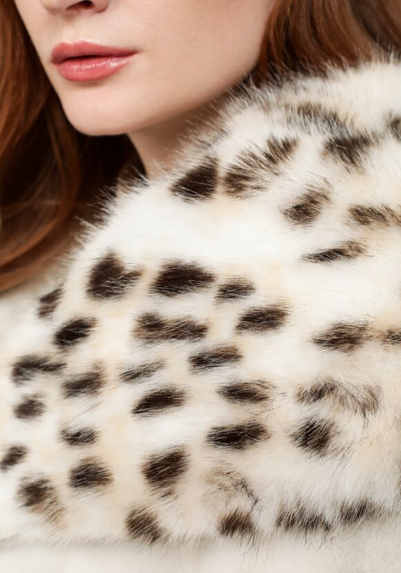 Шуба с леопардовым воротником шир.  580, рис. 20