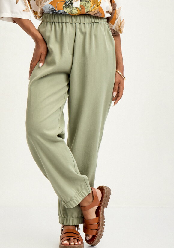 Брюки льняные на резинке по поясу и низу шир.  580, рис. 25