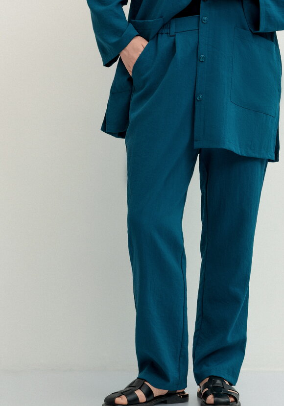 Брюки прямого кроя на резинке по поясу шир.  580, рис. 36