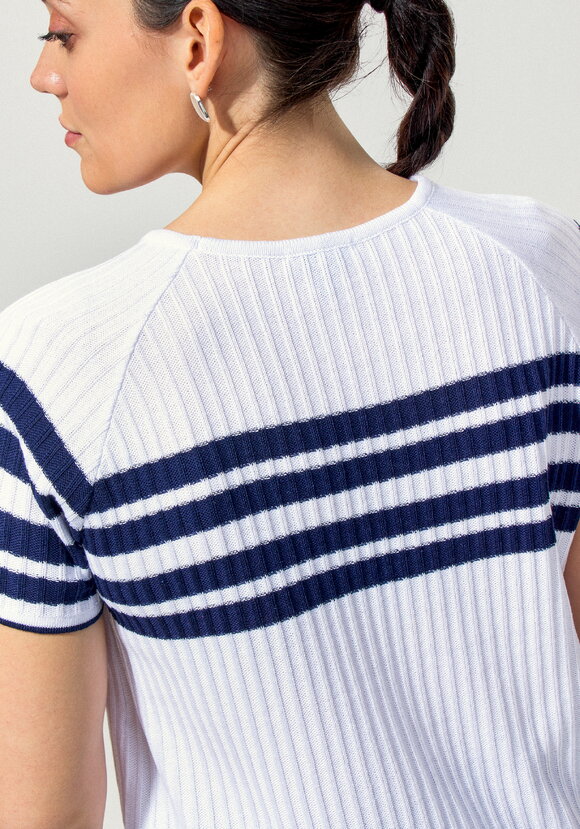 Джемпер с контрастными полосами на груди шир.  580, рис. 6