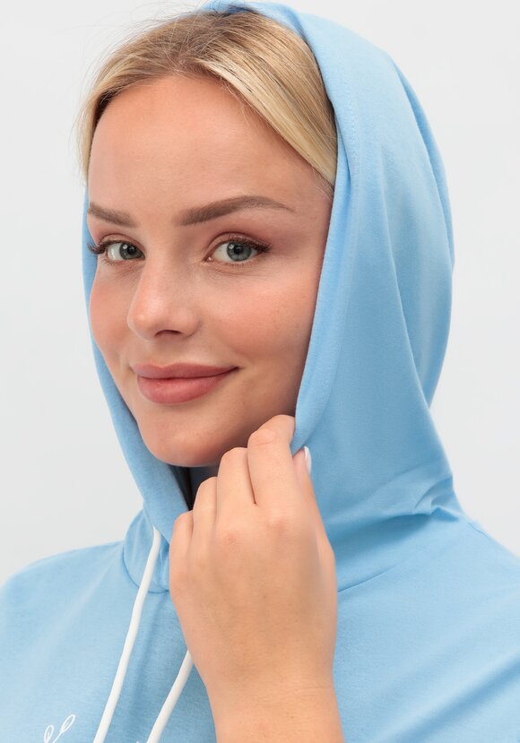 Футболка с капюшоном и лаконичным принтом шир.  580, рис. 25