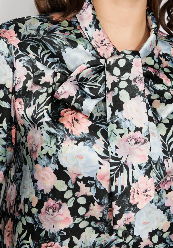 Блуза прямого силуэта с бантом шир.  580, рис. 31