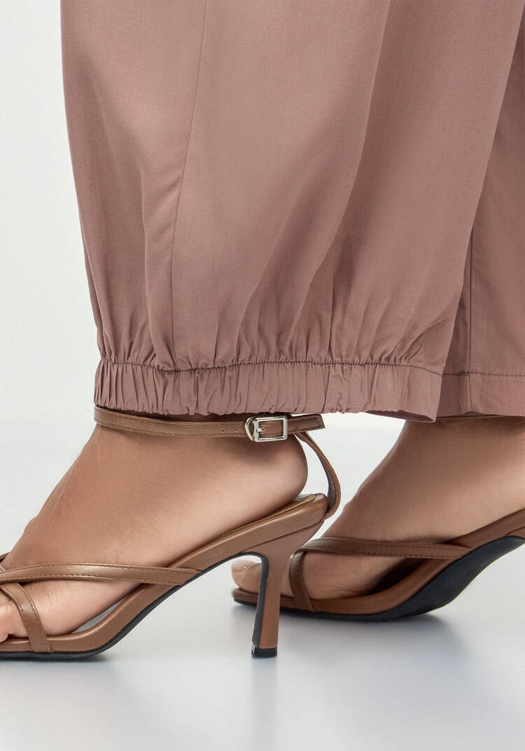 Брюки свободные с эластичной лентой по низу шир.  750, рис. 5