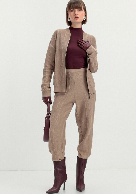 Брюки джоггеры с фактурным рисунком шир.  580, рис. 1