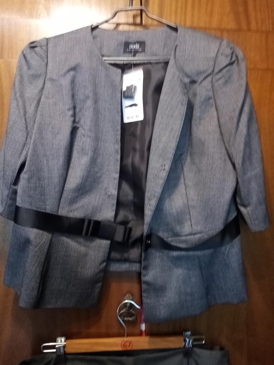 

Костюм офисный. Пиджак, юбка. Оооdji