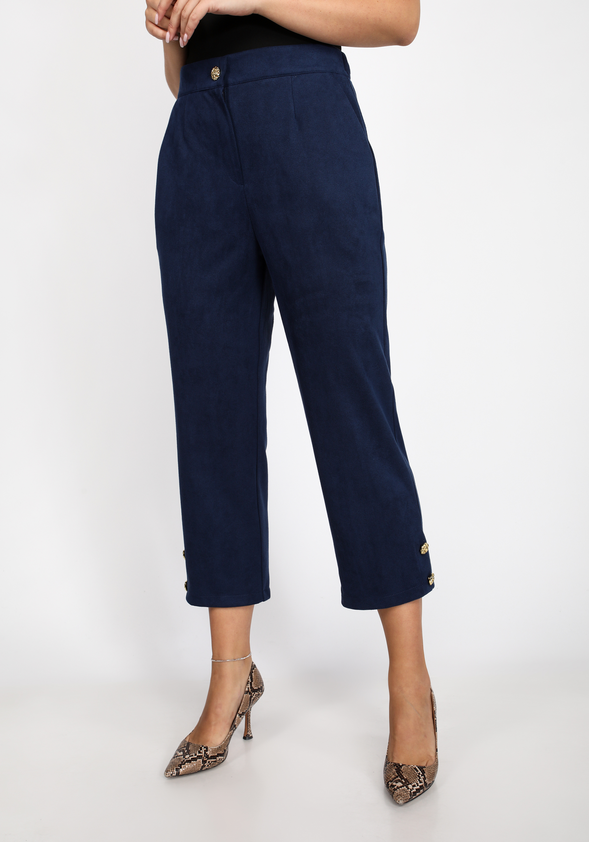 Брюки с декоративными пуговицами и карманами