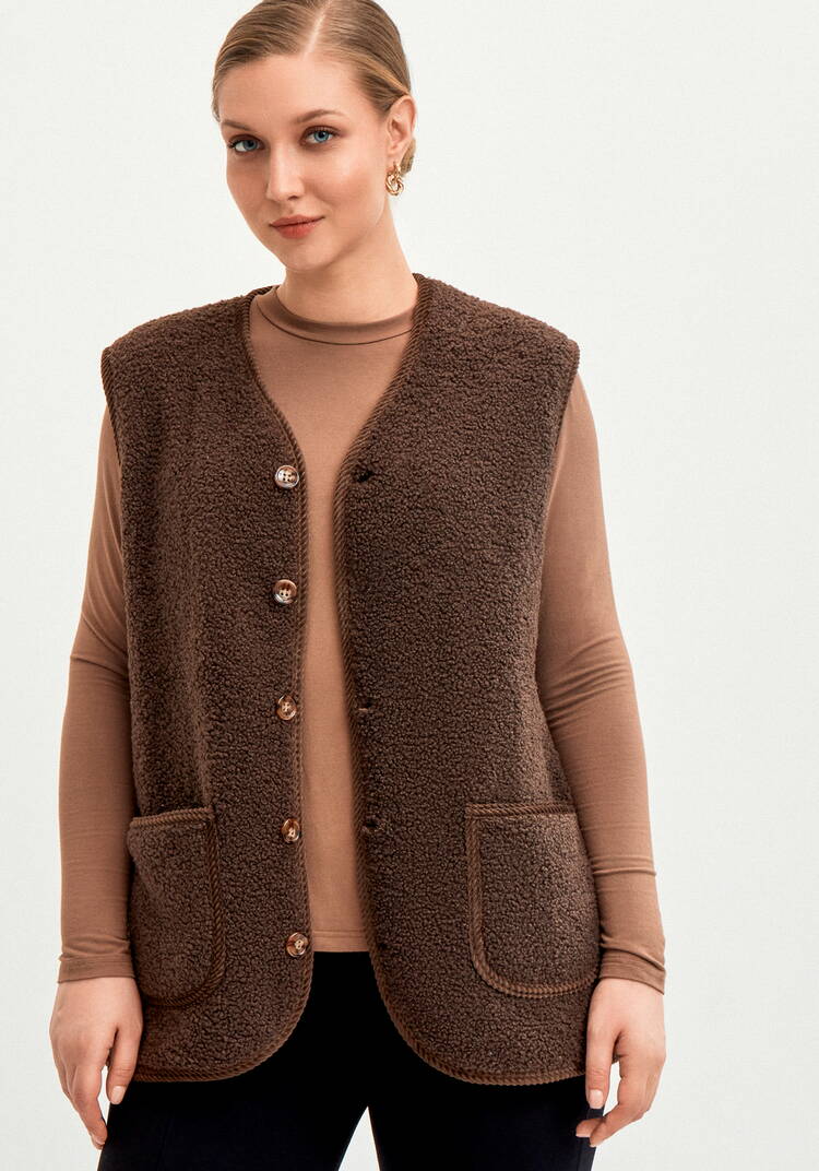 Жилет из экомеха на пуговицах шир.  750, рис. 27