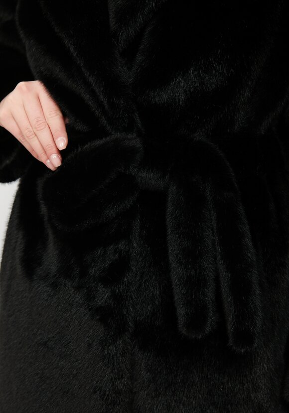 Пальто из искусственного меха с поясом шир.  580, рис. 16