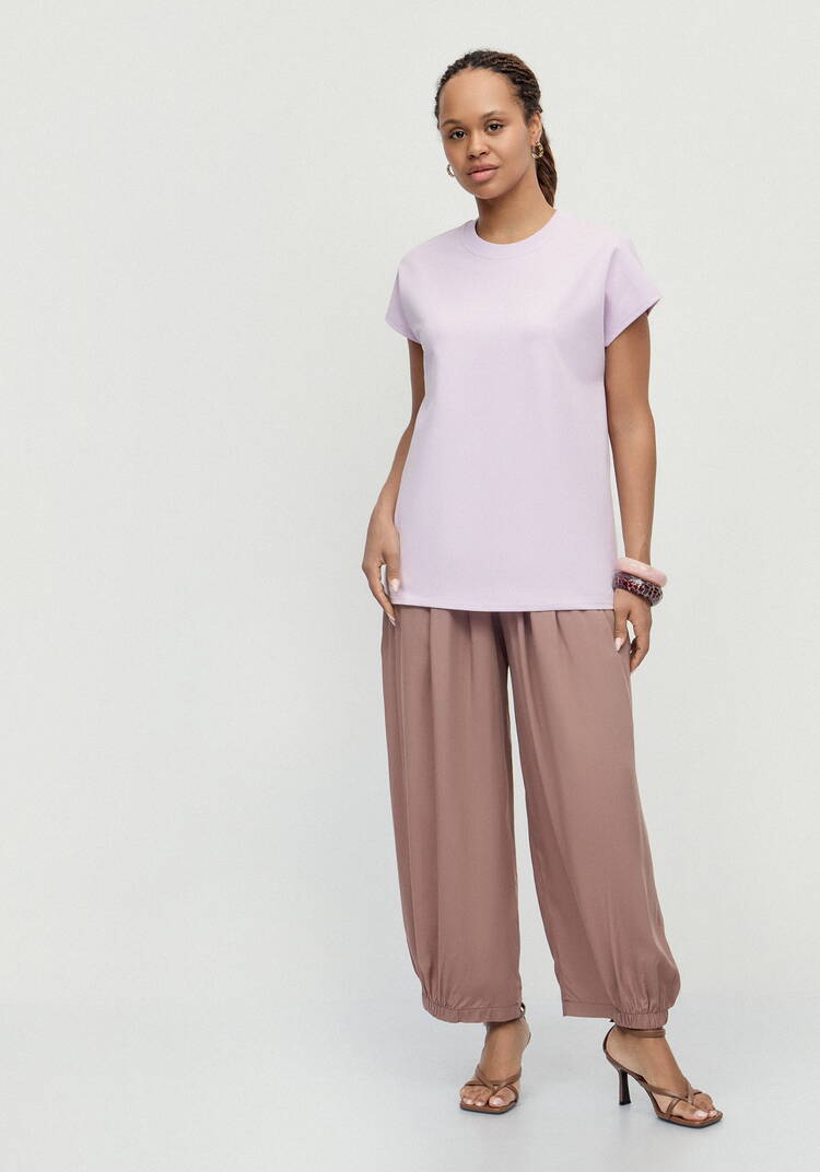 Футболка из трикотажа со спущенным плечом шир.  750, рис. 23