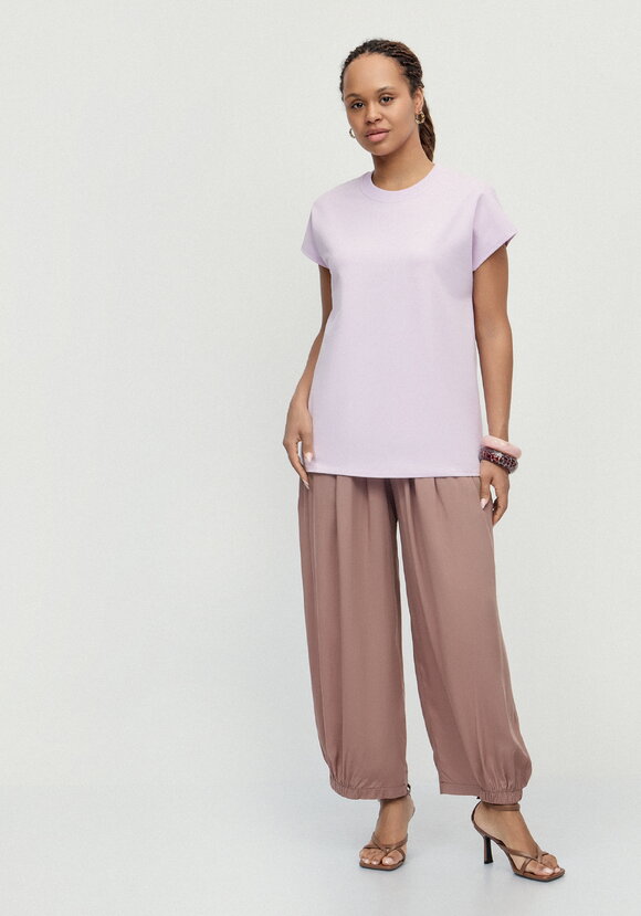 Футболка из трикотажа со спущенным плечом шир.  580, рис. 23