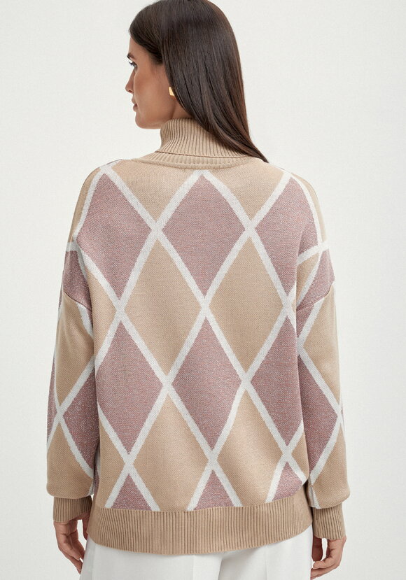 Свитер с рисунком ромбы и метанитью шир.  580, рис. 11