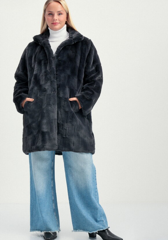 Шуба длины миди с брошью на воротнике шир.  580, рис. 2