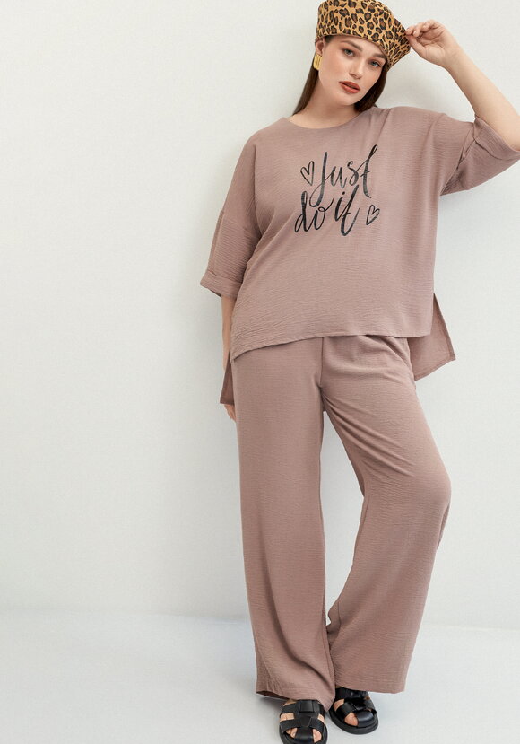 Костюм брючный с лаконичным принтом шир.  580, рис. 46