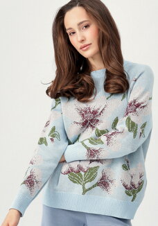 Джемпер с нежным цветочным орнаментом