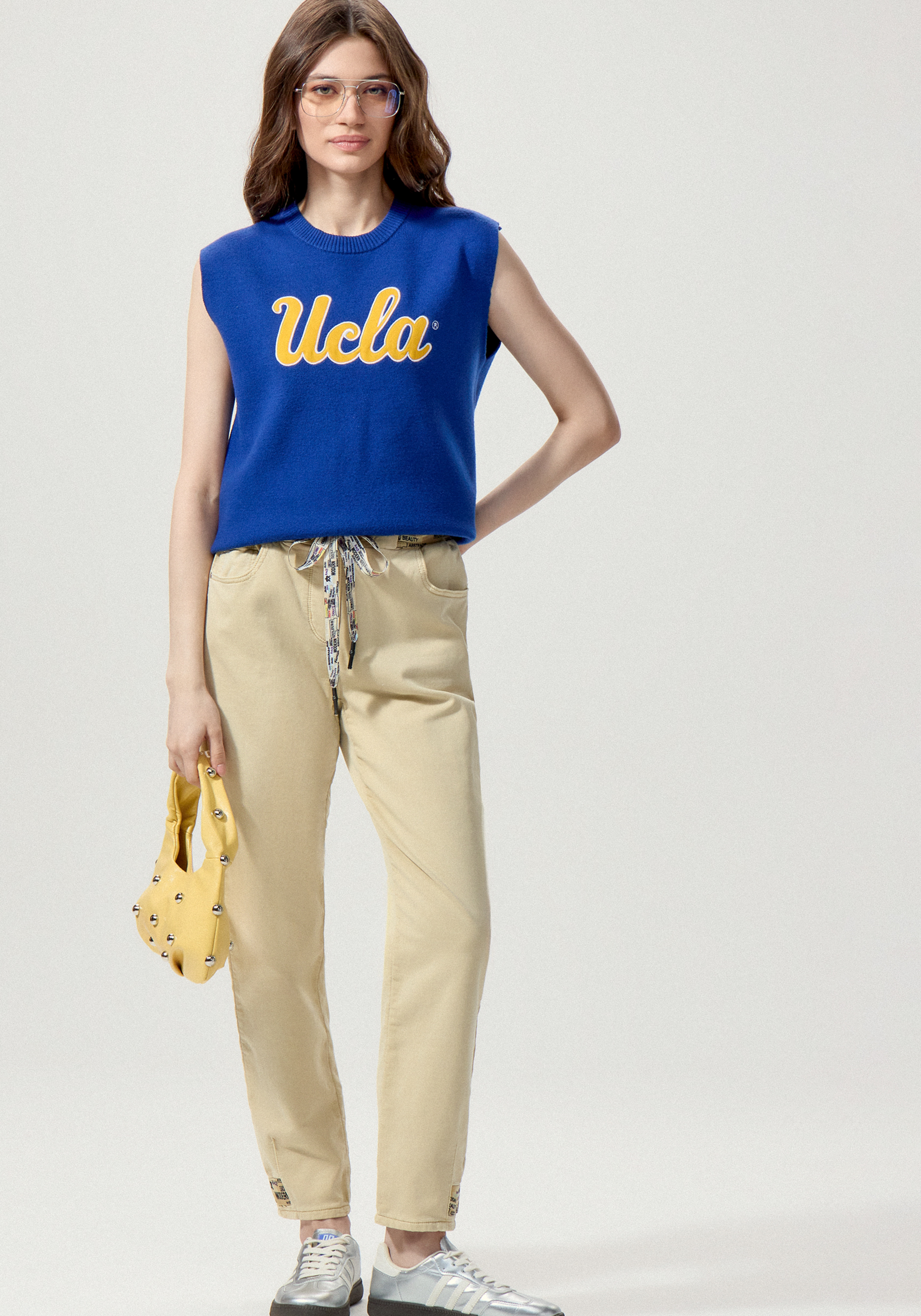 Джинсы с принтом по поясу