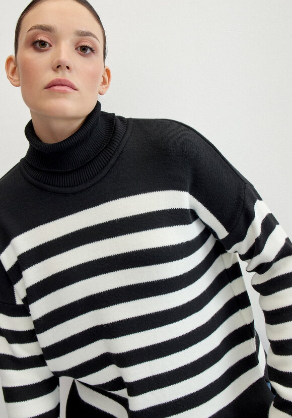 Свитер в полоску с высокой горловиной шир.  580, рис. 1