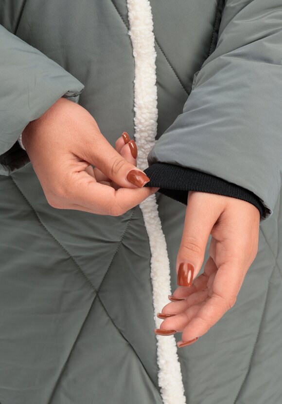 Пальто с меховой опушкой и капюшоном шир.  580, рис. 25