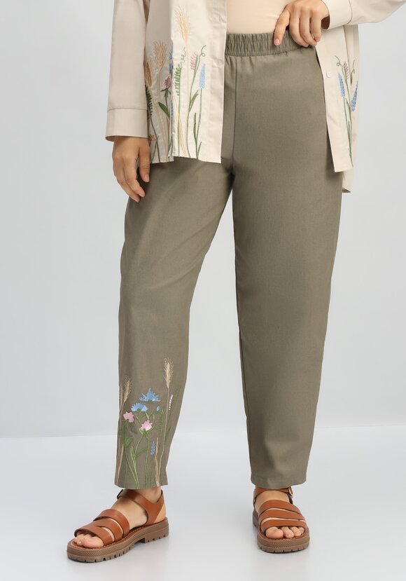 Брюки с вышивкой по низу шир.  580, рис. 33