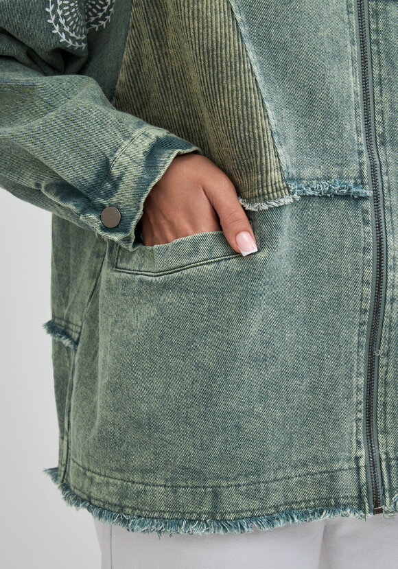 Куртка джинсовая с нашивками Ванесса шир.  580, рис. 19