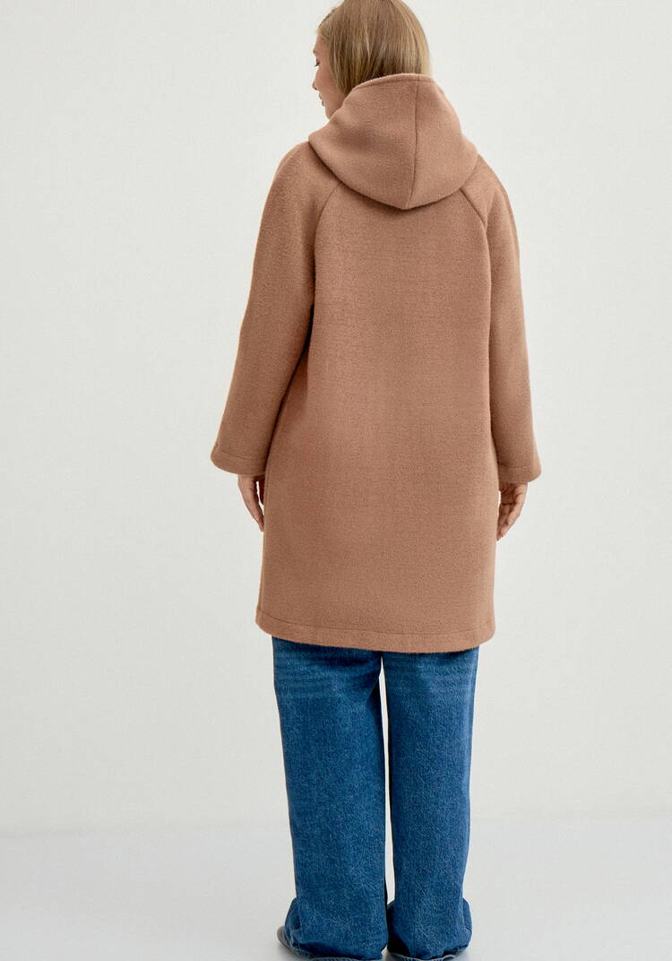 Жакет пушистый с капюшоном на пуговицах шир.  750, рис. 23