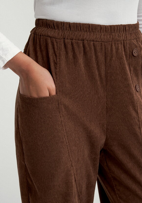 Брюки с карманом в рельефе шир.  580, рис. 33